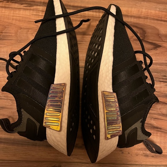Women’s Adidas NMD R1 shoes - Picture 2 of 6